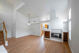 140 Symphony Ln in Oak Park, CA - Building Photo - Building Photo