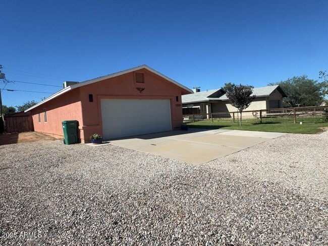 10238 S Honeysuckle Dr in Miracle Valley, AZ - Building Photo - Building Photo