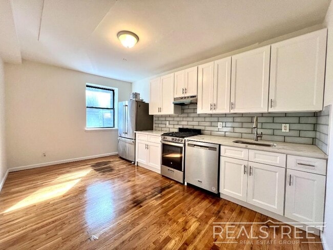 Spacious 2 Bedroom in Williamsburg!