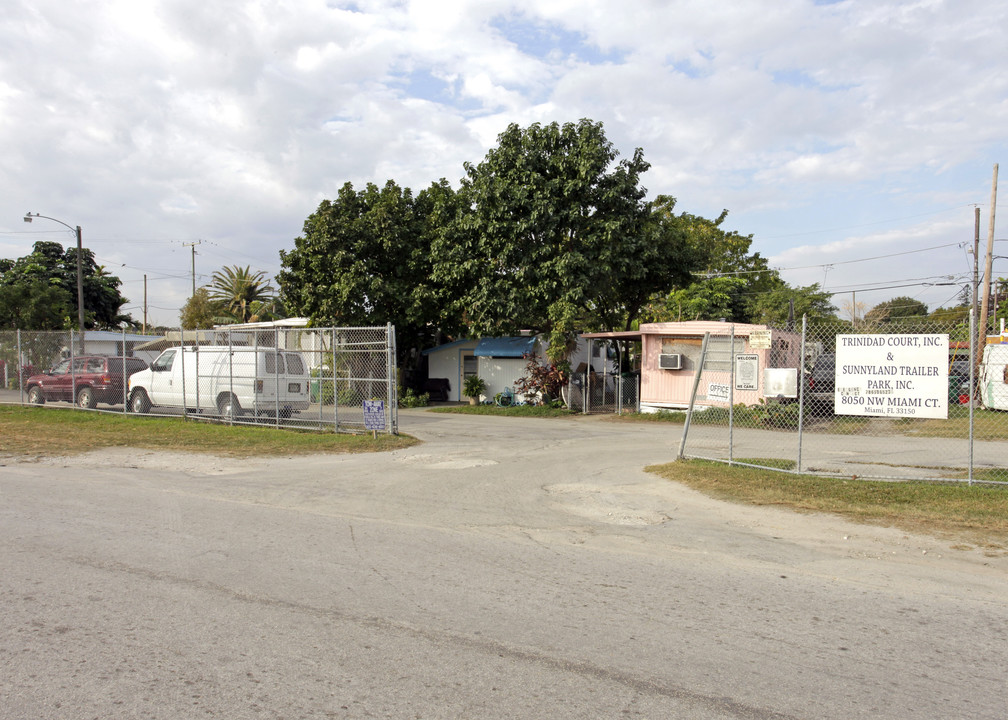 Trinidad Court in Miami, FL - Building Photo