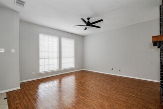 120 N Flaxseed Ln in Fort Worth, TX - Foto de edificio - Building Photo