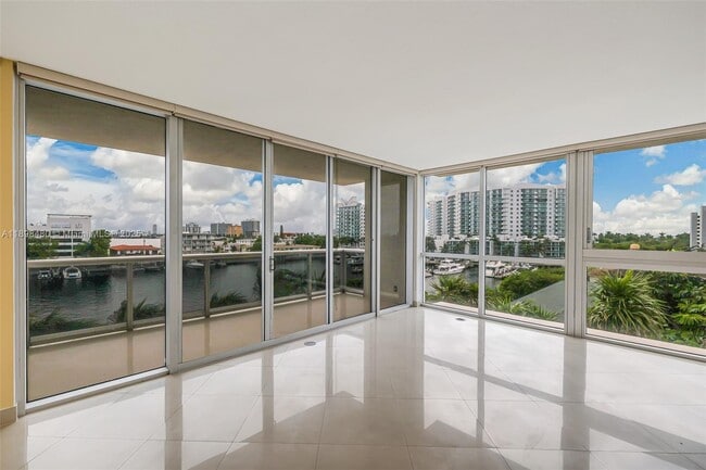 7929 West Dr in North Bay Village, FL - Foto de edificio - Building Photo