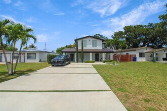 1187 NE 182nd St in North Miami Beach, FL - Foto de edificio - Building Photo