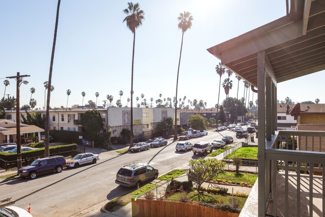 939 N Normandie Ave in Los Angeles, CA - Foto de edificio - Building Photo