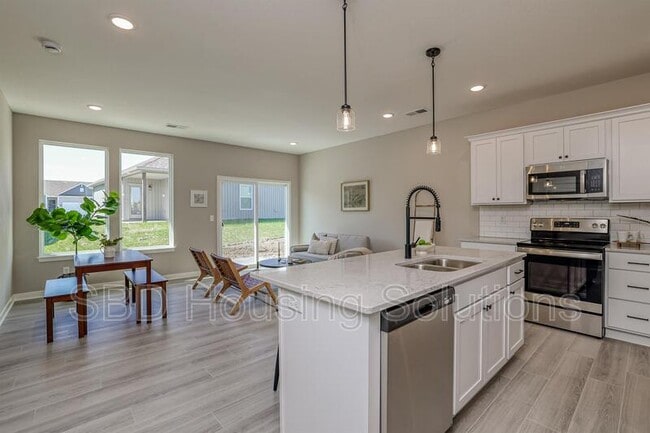 27425 E Oak Vw Dr in Lone Jack, MO - Building Photo - Building Photo