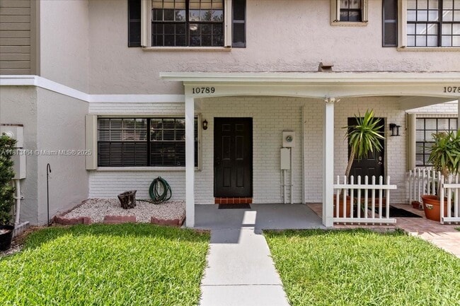 10789 NW 11th St in Pembroke Pines, FL - Foto de edificio - Building Photo