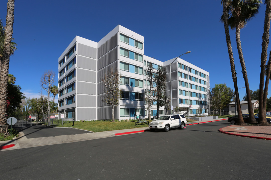 Vistas Apartments in Van Nuys, CA - Building Photo