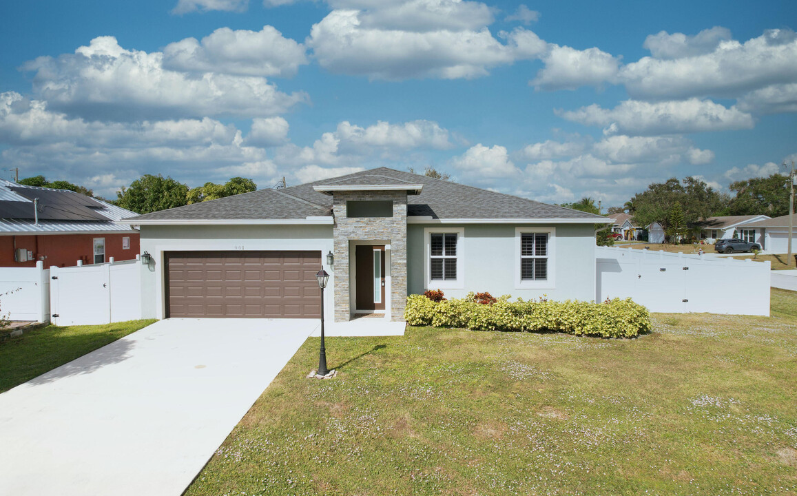 901 SW Connecticut Terrace in Port St. Lucie, FL - Building Photo