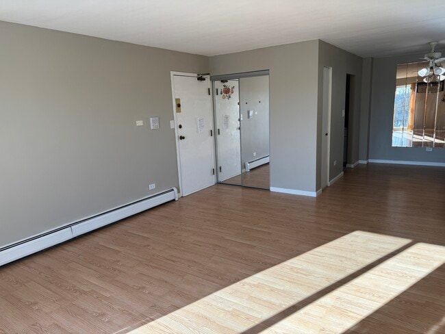 252 Shorewood Dr, Unit 1B in Glendale Heights, IL - Foto de edificio - Building Photo