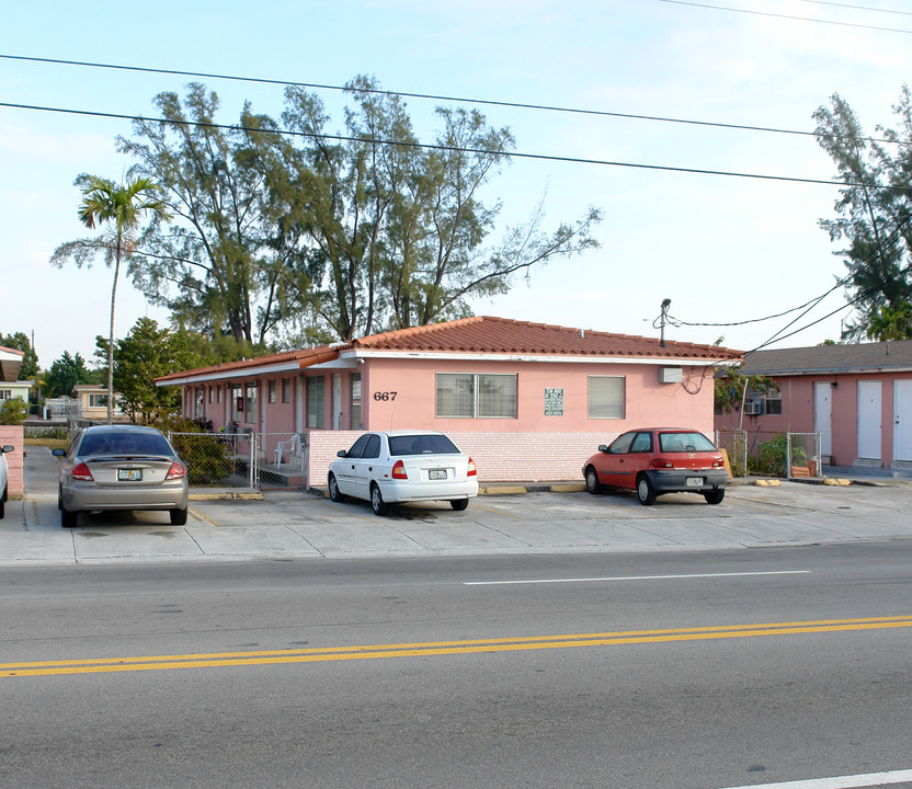 667 E 21st St in Hialeah, FL - Building Photo