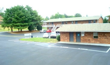 Teakwood Manor Apartments in Winston-Salem, NC - Building Photo - Building Photo