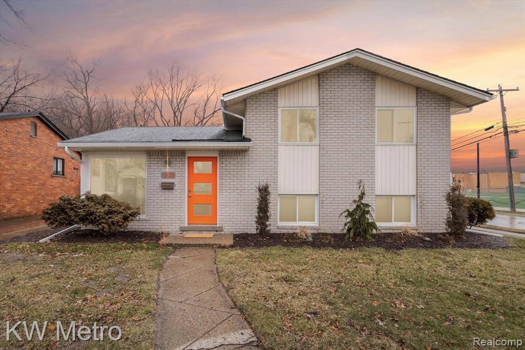 202 Broadacre Ave in Clawson, MI - Foto de edificio