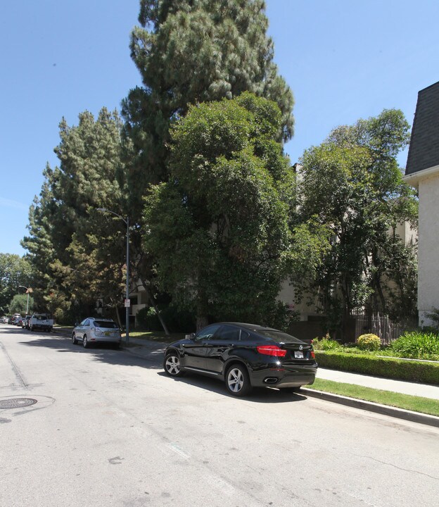 Natick Pines Apartments in Sherman Oaks, CA - Foto de edificio