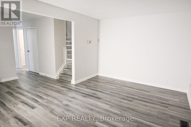 3344 Uplands Dr in Ottawa, ON - Building Photo - Building Photo