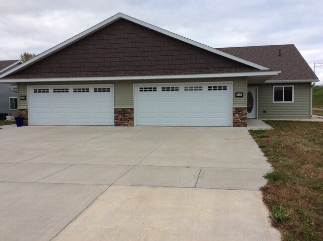 938 E Wisconsin St in Chippewa Falls, WI - Building Photo - Building Photo
