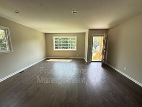 906 Beaumont Ave in Greensboro, NC - Foto de edificio - Building Photo