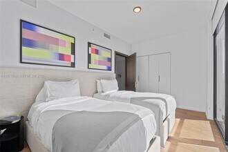398 NE 5th St, Unit 3218 in Miami, FL - Foto de edificio - Building Photo