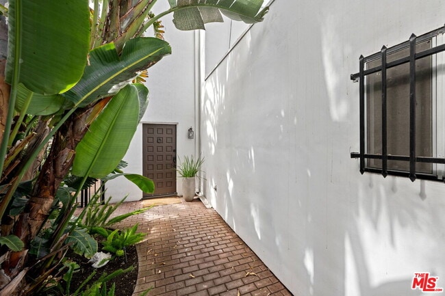 29221 Heathercliff Rd in Malibu, CA - Building Photo - Building Photo