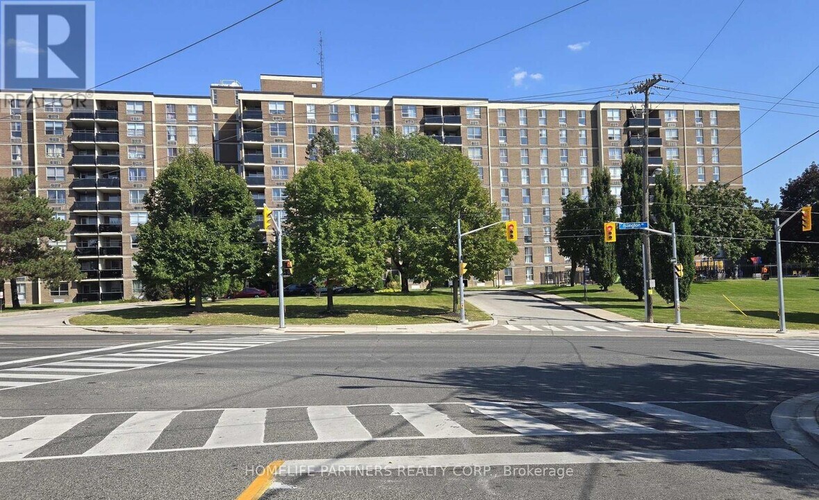 2825 Islington Ave in Toronto, ON - Building Photo
