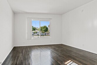 10910 Santa Monica Blvd in Los Angeles, CA - Foto de edificio - Building Photo