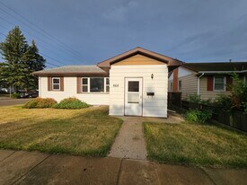 868 Park Ave in Dickinson, ND - Building Photo