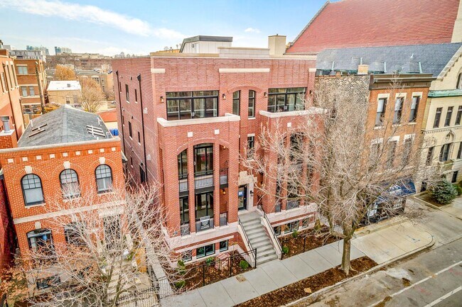 2327 N Southport Ave, Unit 1S in Chicago, IL - Building Photo - Building Photo