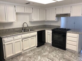 345 S Sunset St, Unit C in Ridgecrest, CA - Building Photo