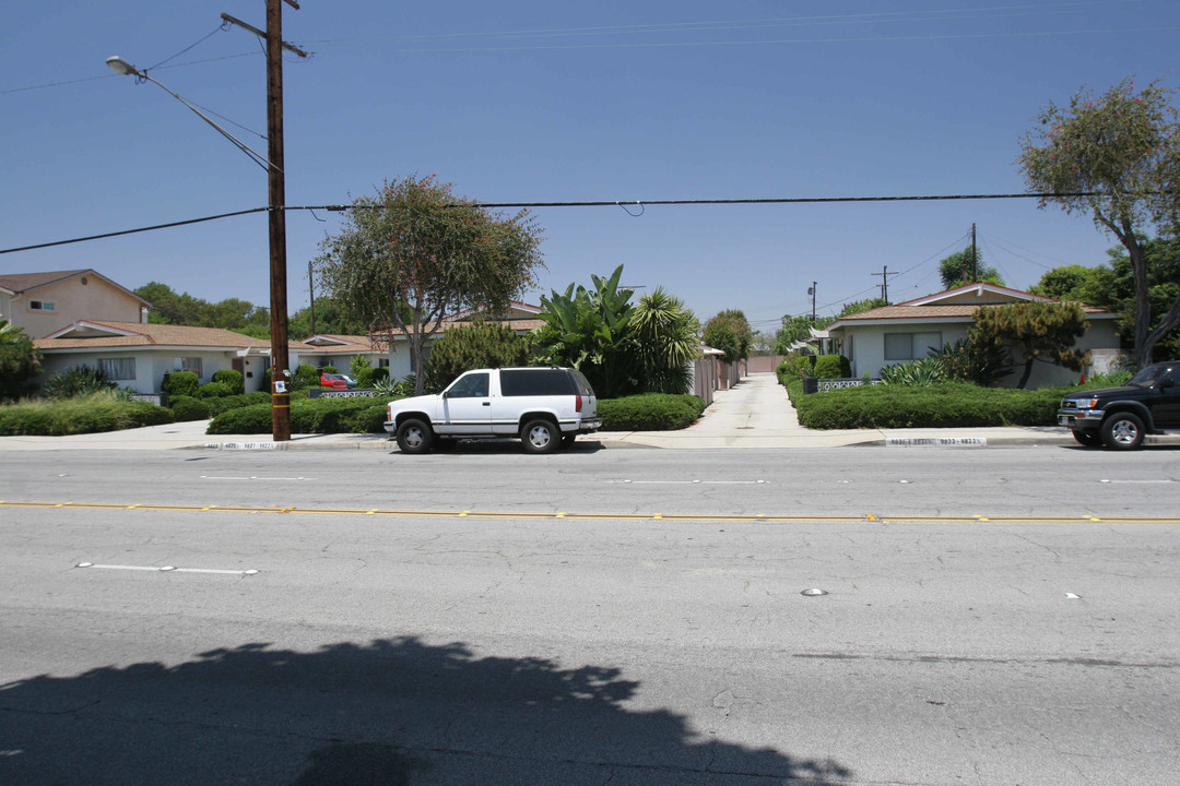 9817-9833 Foster Rd in Downey, CA - Building Photo