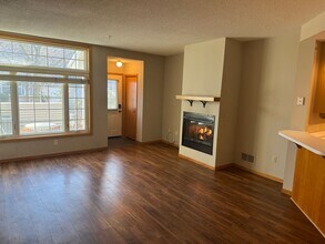 18241 Warbler Ln in Eden Prairie, MN - Foto de edificio - Building Photo