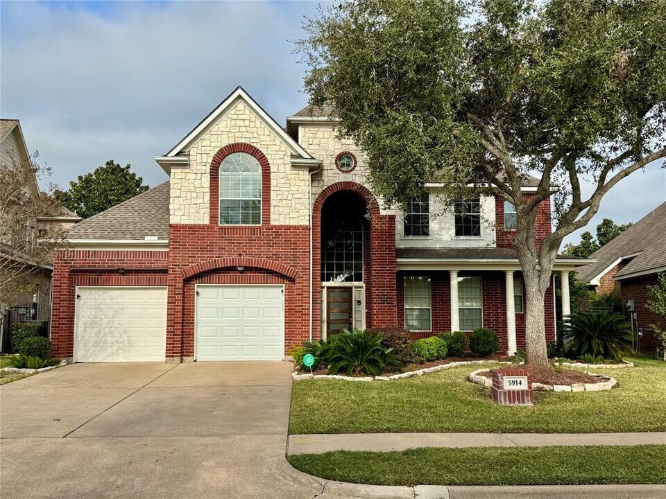 5914 Garden Hills Dr in Sugar Land, TX - Building Photo