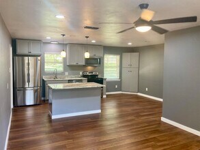 901 Avenue E, Unit 02-2329 in Marble Falls, TX - Foto de edificio - Building Photo