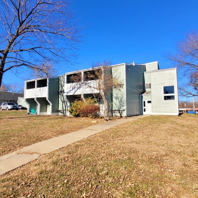 3100 SW 29th Ter in Topeka, KS - Foto de edificio - Building Photo