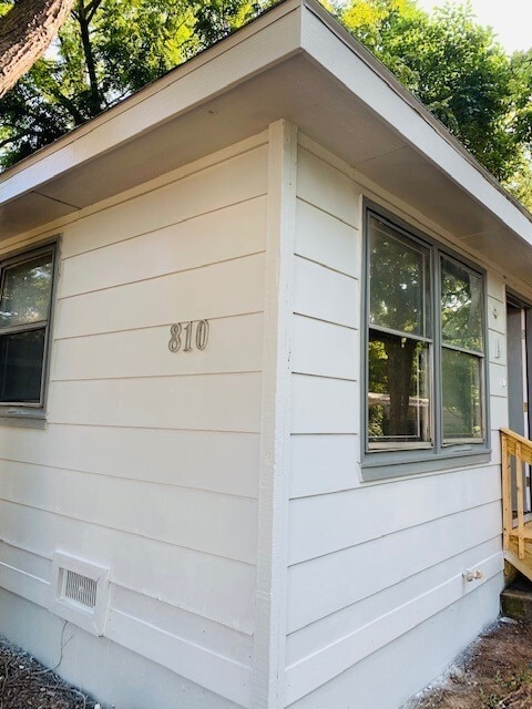 property at 810 S Nettleton Ave