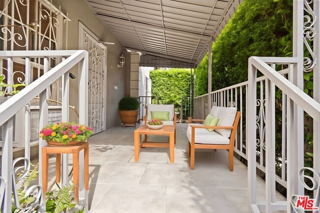 117 Kings Rd in Los Angeles, CA - Building Photo - Building Photo