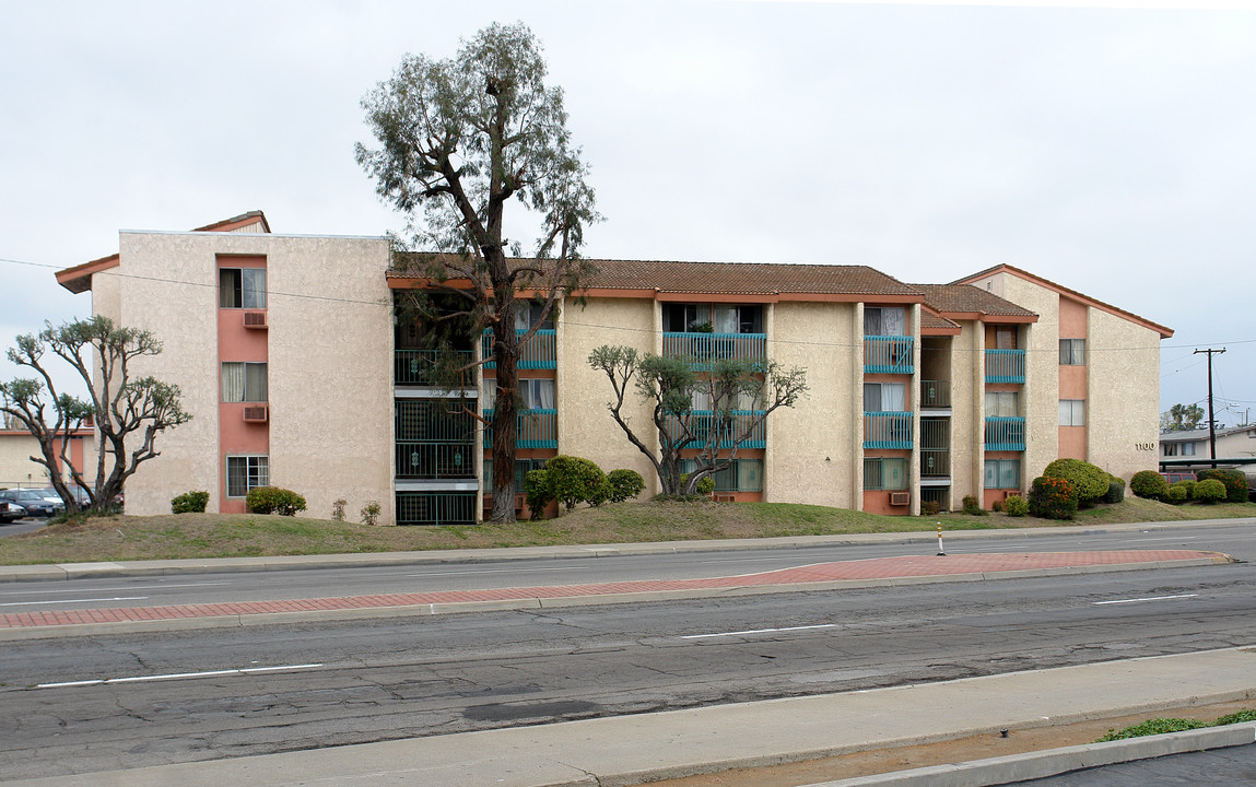 1100 Segerstrom Ave in Santa Ana, CA - Foto de edificio