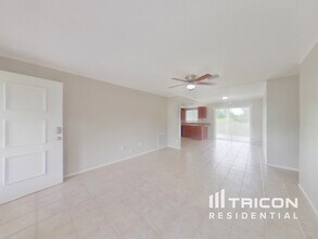 2303 Silver Hill Ct in Valrico, FL - Building Photo - Building Photo