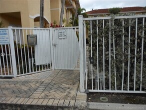 2088 NE 167th St-Unit -2-110 in North Miami Beach, FL - Building Photo - Building Photo