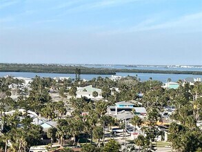 880 Mandalay Ave in Clearwater, FL - Building Photo - Building Photo
