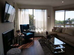 8960 Cynthia St, Unit 111 in West Hollywood, CA - Building Photo - Building Photo