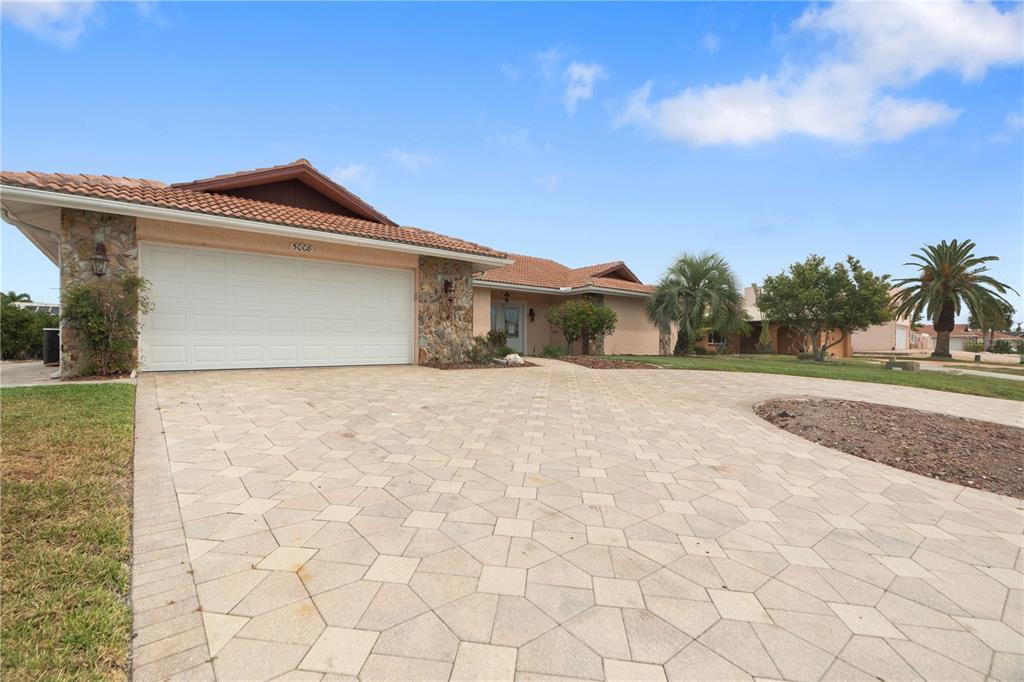 5008 S Shore Dr in New Port Richey, FL - Foto de edificio