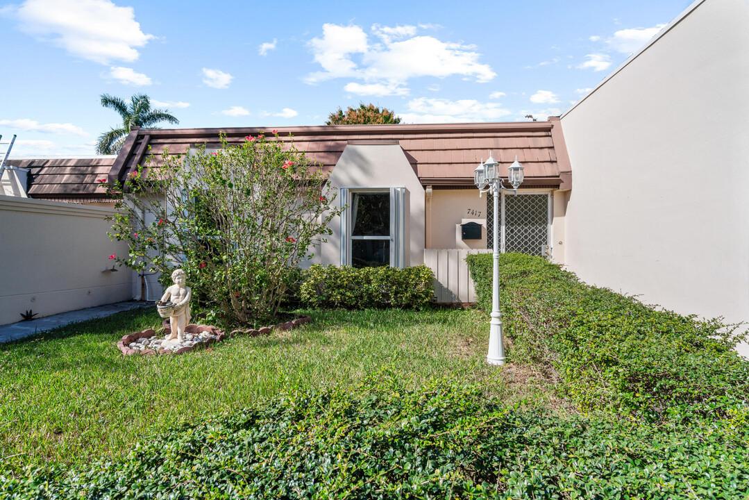 7417 Twin Sabal Dr in Miami Lakes, FL - Building Photo