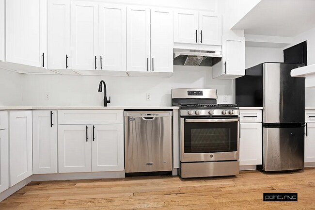 300 W 122nd St in New York, NY - Building Photo - Building Photo