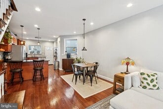2423 S 10th St in Philadelphia, PA - Foto de edificio - Building Photo