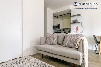 21 E Chestnut St, Unit SI FL12-ID1295 in Chicago, IL - Building Photo - Building Photo