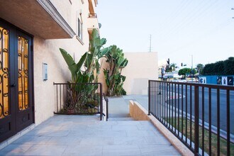1510 S Barrington Ave, Unit Apt 204 in Los Angeles, CA - Building Photo - Building Photo