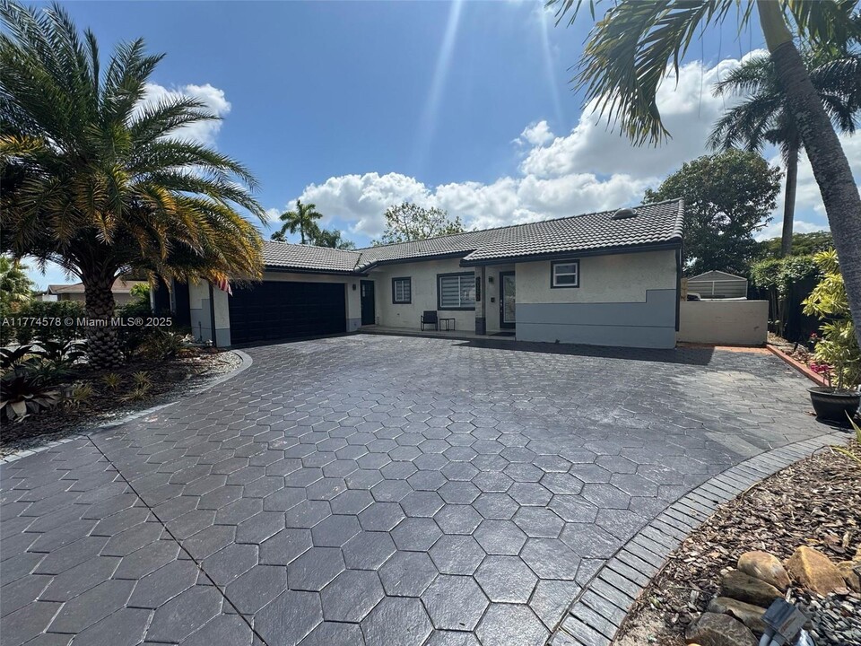 6320 NW 199th St in Hialeah, FL - Building Photo
