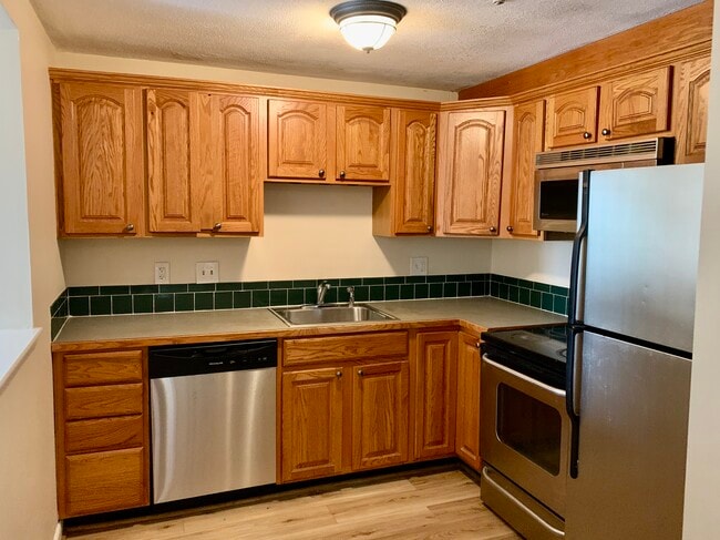 22 Williamsburg Ct, Unit 22-23 Williamsburg Ct in Shrewsbury, MA - Foto de edificio - Building Photo