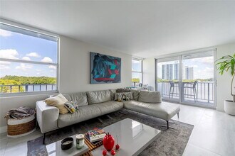 16546 NE 26th Ave in North Miami Beach, FL - Foto de edificio - Building Photo
