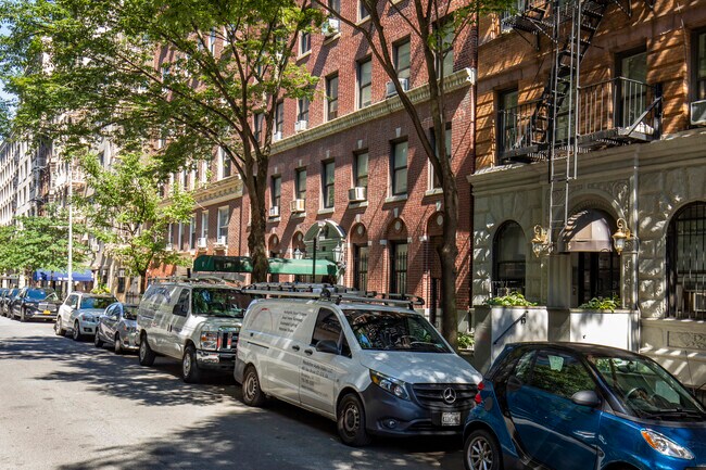 17 W 64th St in New York, NY - Building Photo - Building Photo