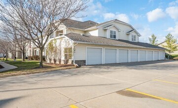 10325 Providence Dr, Unit 208 in Johnston, IA - Foto de edificio - Building Photo